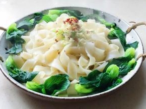 面条上面放上蒜、葱、辣椒面