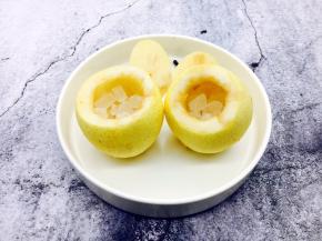 在梨盏里放入冰糖，我在每个梨盏里放了约10梨左右的冰糖，放的太多了，吃起来太甜了，建议大家放4、5粒冰糖就可以，不过要看梨的大小哦。