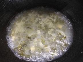 加咸菜蘼，稍滚后调味（咸菜本身有咸味，所以不要先放盐）