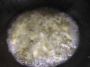 加咸菜蘼，稍滚后调味（咸菜本身有咸味，所以不要先放盐）
