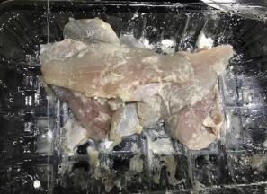 鱼肉用白胡椒粉、料酒，盐抓一抓，撒点干淀粉腌制几分钟