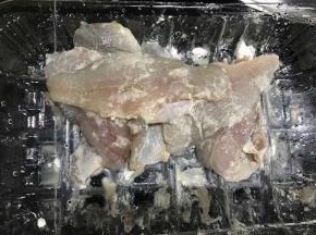 鱼肉用白胡椒粉、料酒，盐抓一抓，撒点干淀粉腌制几分钟