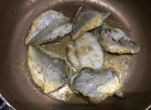 在刚才煎鱼骨的锅里放进鱼肉，煎到两面金黄