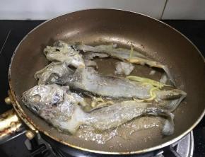 用一小锅，倒入食用油，放姜丝，把鱼骨入锅煎香