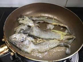 用一小锅，倒入食用油，放姜丝，把鱼骨入锅煎香