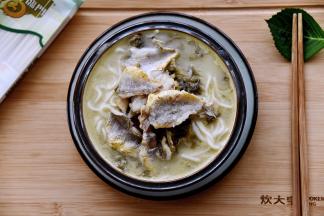 倒进鱼汤，放上鱼肉当浇头即可