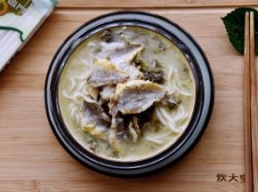倒进鱼汤，放上鱼肉当浇头即可