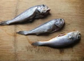 小黄鱼去腮洗净