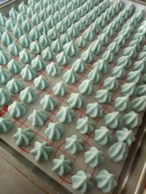 紫甘蓝溶豆（进炉前是蓝色的，出炉就变紫色了）