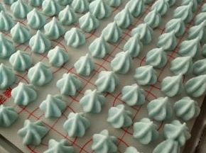 紫甘蓝溶豆（进炉前是蓝色的，出炉就变紫色了）