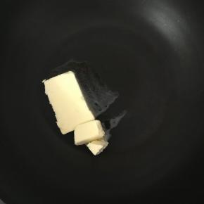 将黄油放入不粘锅中，小火加热至黄油融化。