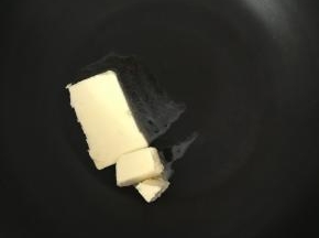 将黄油放入不粘锅中，小火加热至黄油融化。