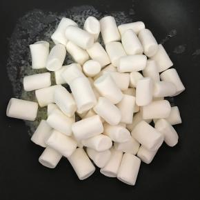 倒入棉花糖，不断搅拌，防止棉花糖焦了。