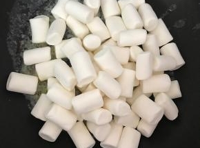 倒入棉花糖，不断搅拌，防止棉花糖焦了。
