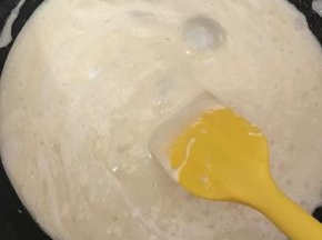 将黄油棉花糖混合均匀