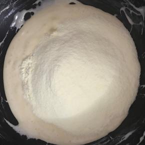 倒入奶粉，将其拌匀，关火。