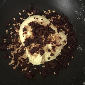 倒入蔓越莓和花生，快速混合均匀。