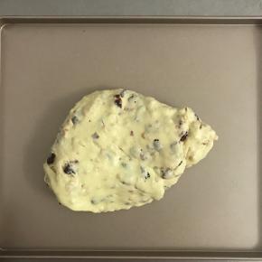 将牛轧糖倒入不粘烤盘中，带上手套整形。