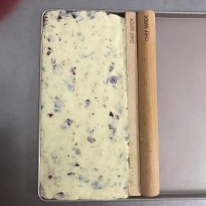 用牛轧糖专用套装，可以很好的帮助整形，没有的话可以用刮板辅助整形。