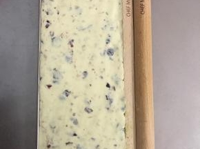 用牛轧糖专用套装，可以很好的帮助整形，没有的话可以用刮板辅助整形。