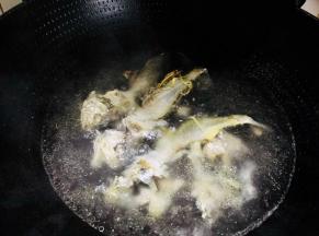 另取一锅，倒一大碗水烧开，水开后倒进鱼骨，炖煮