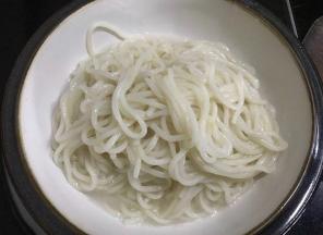 捞出放进大碗里