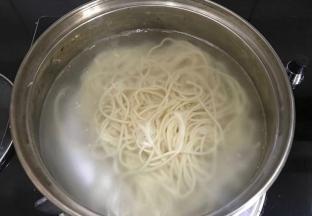 面锅里把挂面煮熟