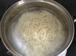 面锅里把挂面煮熟