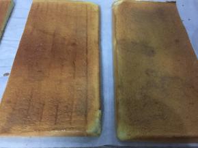 拿刷子将潘趣酒涂在蛋糕片上。喜欢味道浓一点就多涂一点，四片蛋糕片都要涂哈。