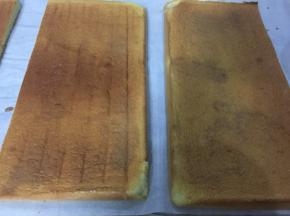 拿刷子将潘趣酒涂在蛋糕片上。喜欢味道浓一点就多涂一点，四片蛋糕片都要涂哈。