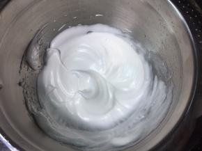 将蛋清打发至体积变大，干性发泡。