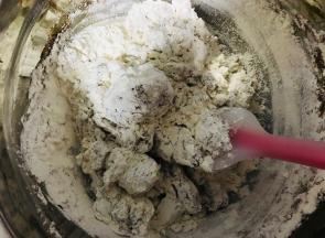 把粉筛入黄油中