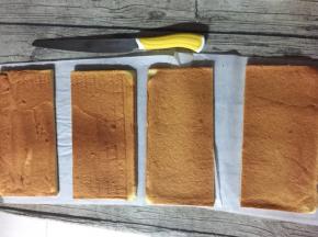 完全冷却后切成四等份。