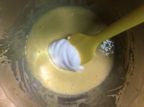 取1/3量的蛋白霜加入杏仁蛋糊中，搅拌均匀。