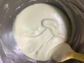 混合好的蛋糕糊是色泽均匀、细腻的。