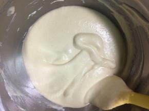 混合好的蛋糕糊是色泽均匀、细腻的。