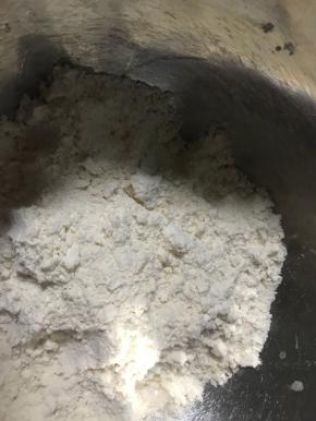 泡打粉和盐倒进低筋粉里