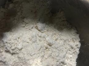 泡打粉和盐倒进低筋粉里