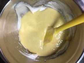 再将全部的杏仁蛋糊倒回蛋白霜中，翻拌均匀。