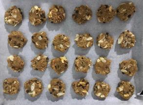 拍成大小基本一致的小面饼