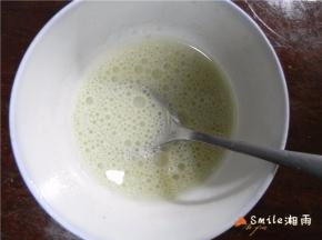 40g牛奶和20g玉米油混合，搅拌均匀。