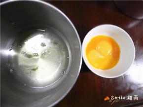 分离好蛋白和蛋黄（打蛋盘要干净：无水无油）。