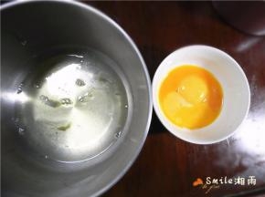 分离好蛋白和蛋黄（打蛋盘要干净：无水无油）。