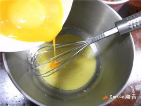 加入3个蛋黄搅拌均匀（不要一次全部加，多3次加入，搅拌好后再加下一个）。