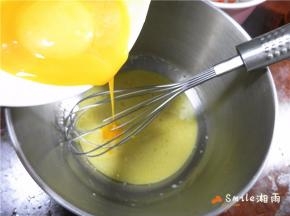 加入3个蛋黄搅拌均匀（不要一次全部加，多3次加入，搅拌好后再加下一个）。