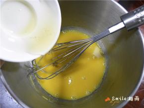 加入15g枇杷蜂蜜，搅拌均匀（分多次加入，边搅拌边加入）。