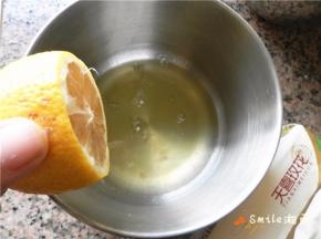 3个蛋清在盆中，滴3滴柠檬汁。