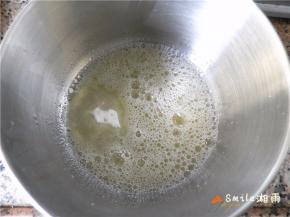 蛋白用电动打蛋器由“低-中-高-低速”打发，分3次加入白糖：低速打发至呈鱼眼泡状时，加1/3的糖；中速搅打到蛋白呈较粗泡沫时，再加入1/3的糖。