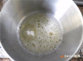 蛋白用电动打蛋器由“低-中-高-低速”打发，分3次加入白糖：低速打发至呈鱼眼泡状时，加1/3的糖；中速搅打到蛋白呈较粗泡沫时，再加入1/3的糖。