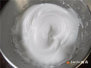 高速打发至稍微出现纹路，再加剩下的糖。最后低速打发蛋白接近干性偏湿的状态（烤箱140度预热10分钟）。